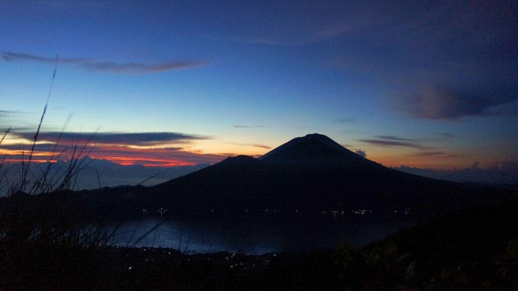 vue sur le mont anung lors du trekking du mont batur pour le lever du soleil