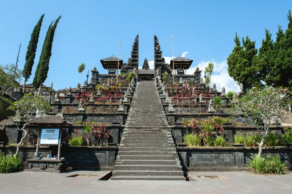 le temple besakih au nord de Bali en Indonésie