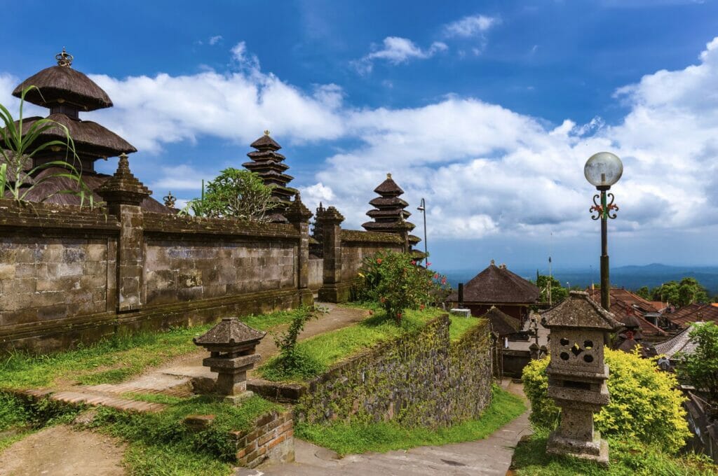 le temple besakih au nord de Bali en Indonésie