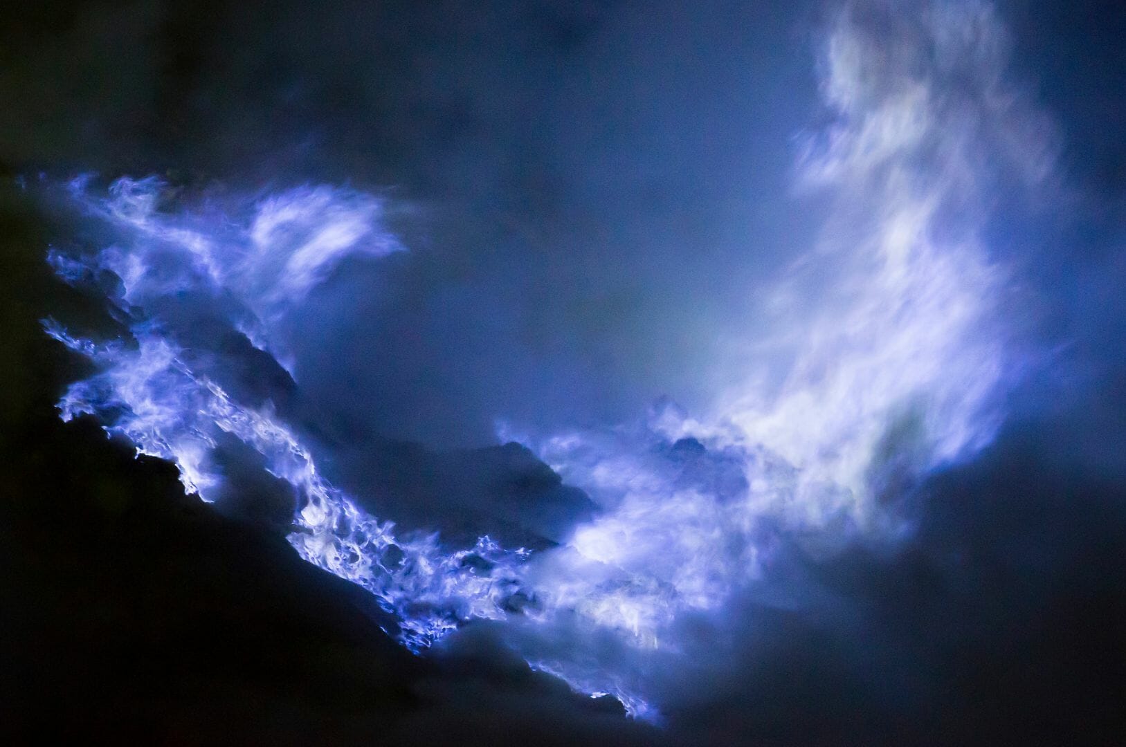 les flammes bleues de l'Ijen, dans le cratère