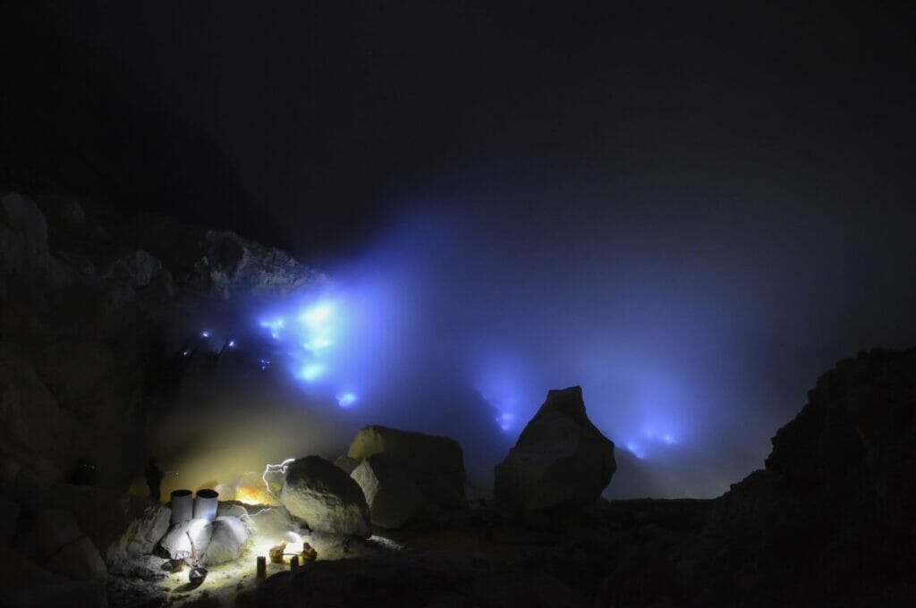 les flammes bleues de l'Ijen, dans le cratère