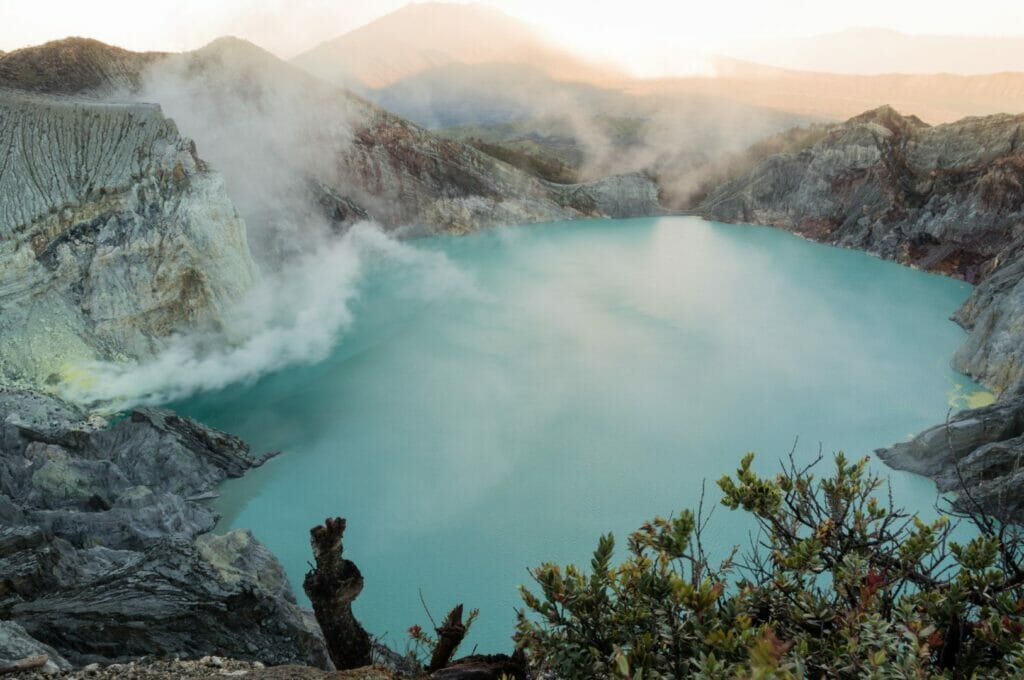 le lac acide et turquoise du Kawah Ijen à l'est de Java lors de notre voyage d'1 mois en indonésie