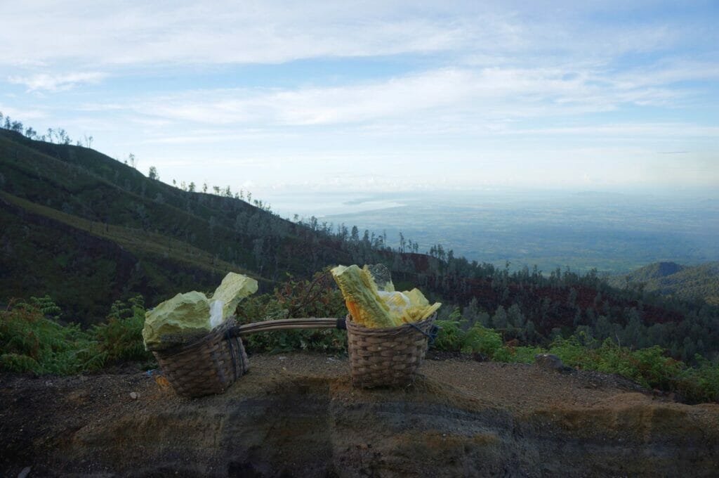 les lourds paniers des porteurs de soufre sur le Kawah Ijen