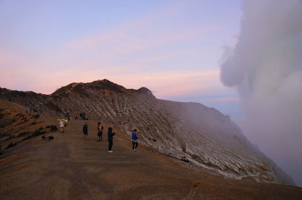 le lever du soleil en haut du cratère du volcan