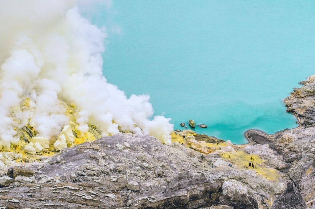 le lac du Kawah Ijen en pleine journée