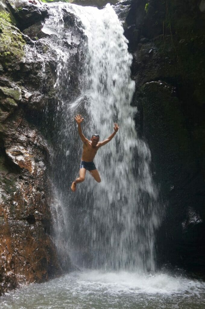 Saut dans une cascade de la région de Licin à l'est de Java