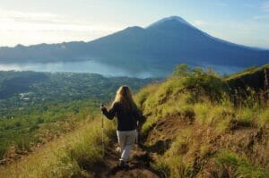 descente lors du trek du mont batur au nord de bali