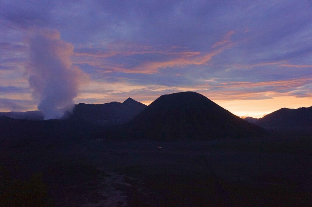 coucher de soleil sur le volcan