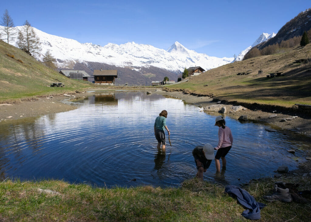 les enfants qui jouent dans le lac d'Arbey