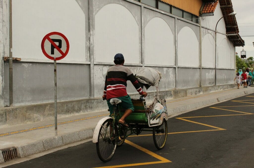 un becak, le moyen de transport local à Yogyakarta en Indonésie