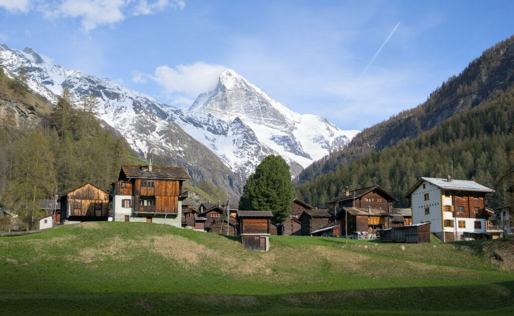 le village des Haudères au pied de la Dent-Blanche