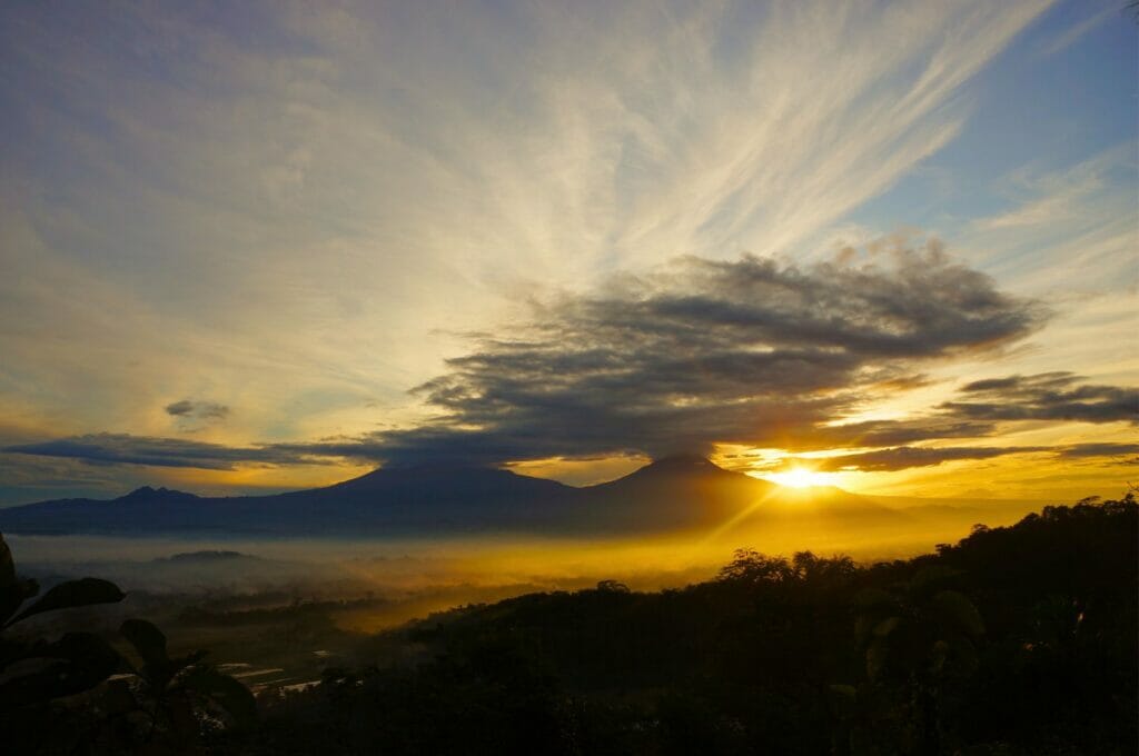 le lever du soleil sur la plaine de Yogyakarta