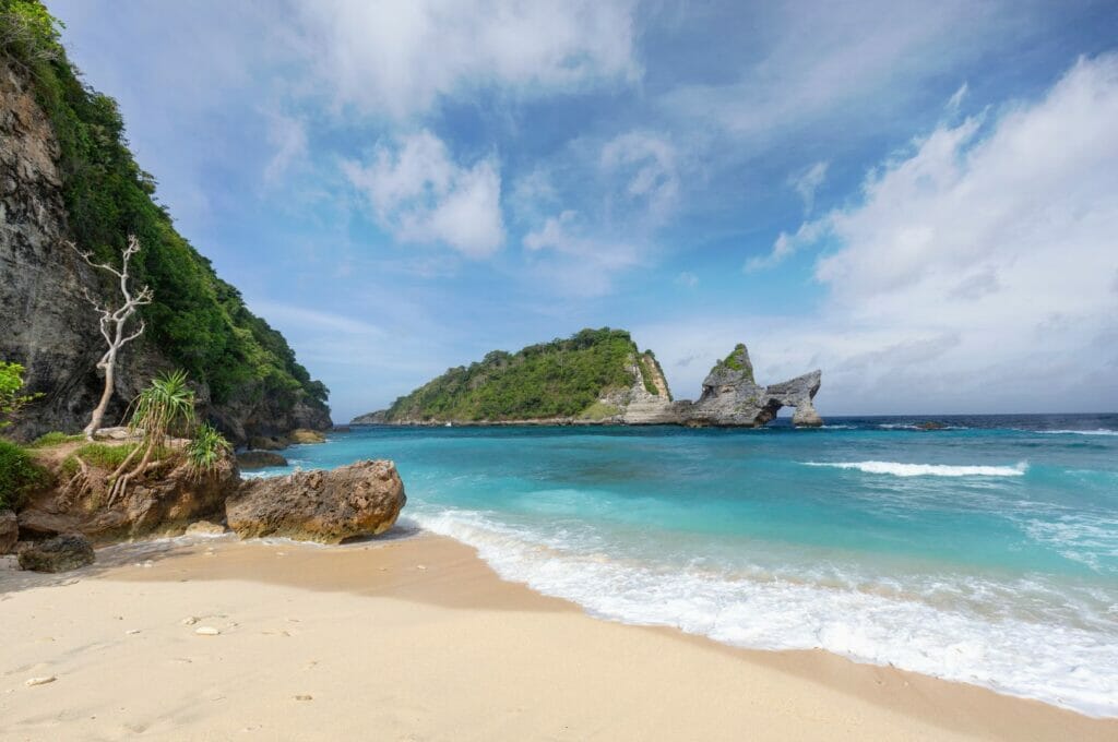 la plage d'Atuh sur nusa penida