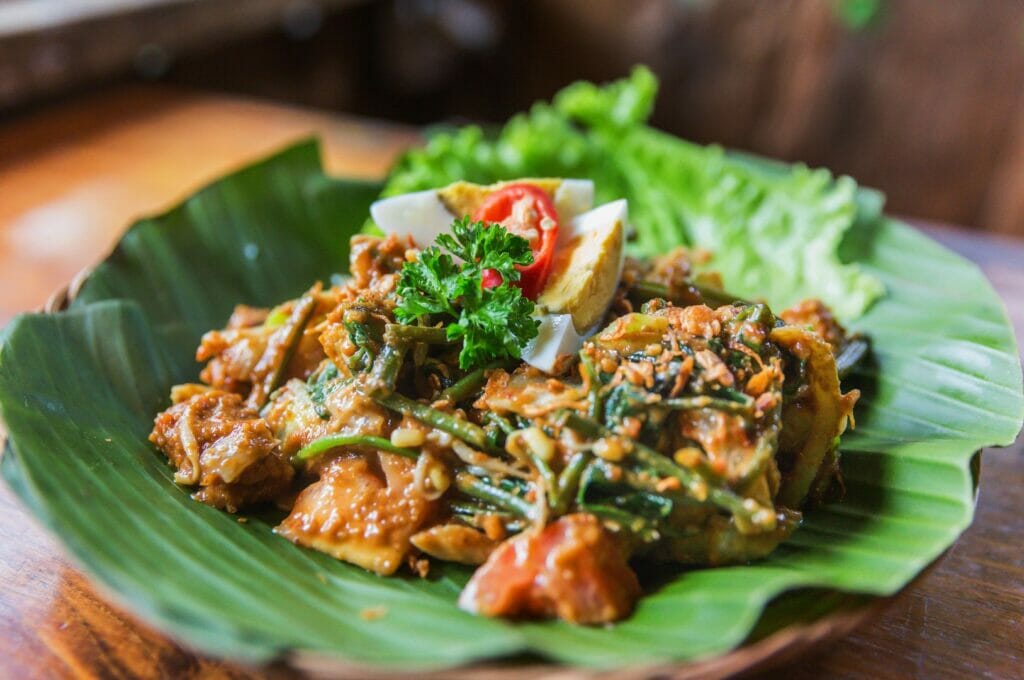le gado gado, un plat végétarien typique d'Indonésie