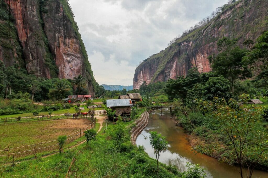 la vallée harau sur l'île de sumatra en indonésie