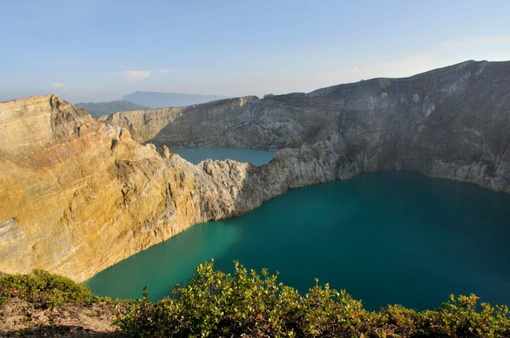 le volcan kalimutu sur l'île de Flores en Indonésie