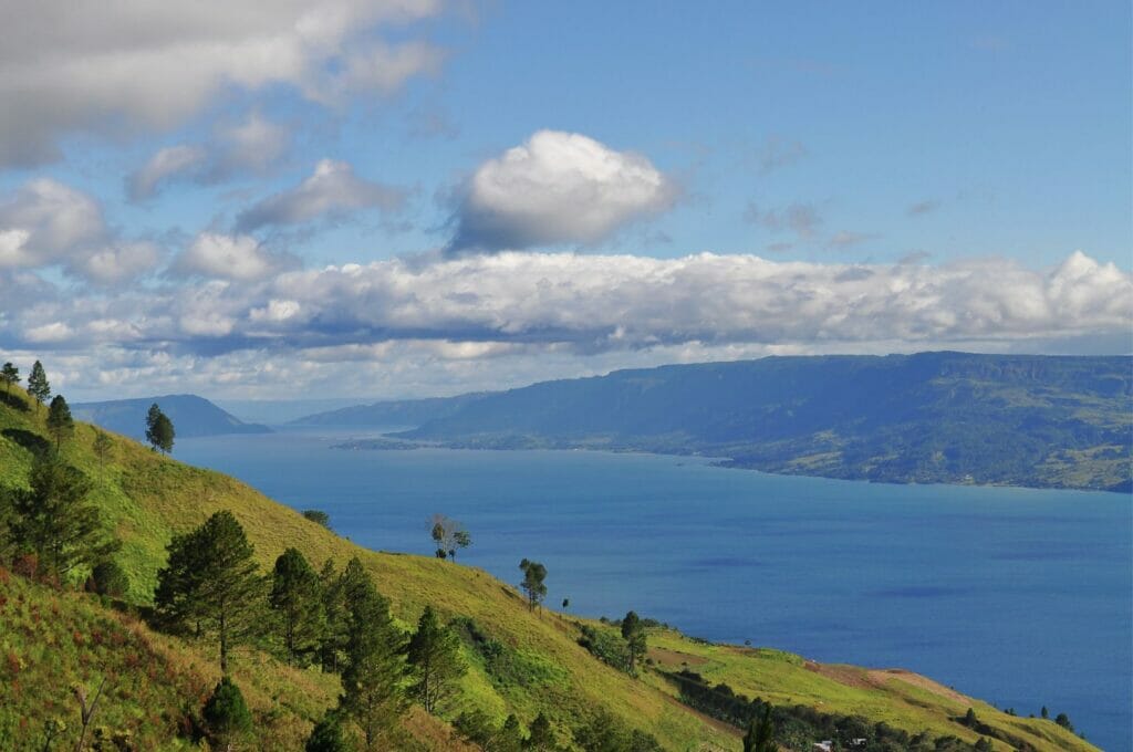 le lac toba sur l'île de Sumatra