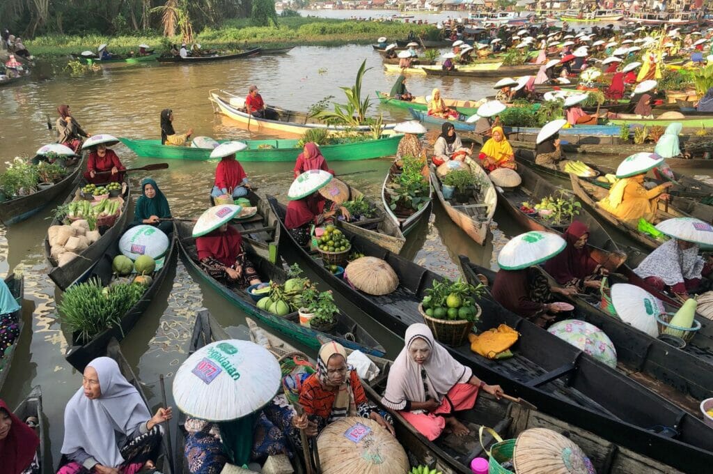 le marché flottant lok baintan a banjarmasin sur Bornéo