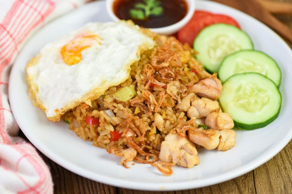 le nasi goreng, plat de la cuisine indonésienne