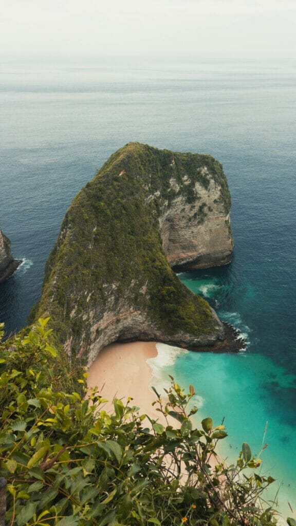 la plage de kelingking avec son rocher en forme de T-rex à Nusa penida