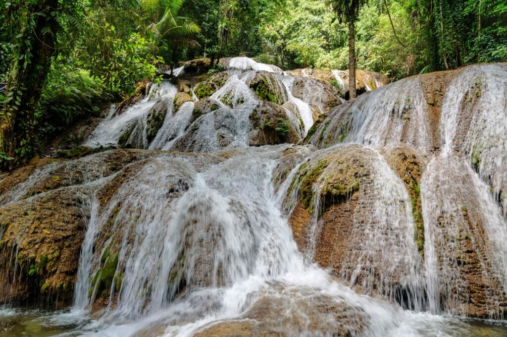 la cascade saluopa sur l'île de Sulawesi en Indonésie