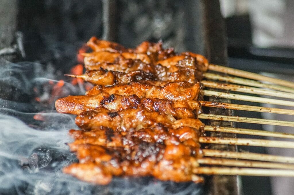 les satay, des brochettes de poulet typiques d'indonésie