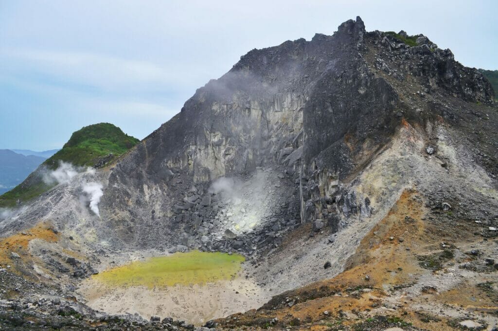 le cratère du volcan sibayak sur l'île de sumatra