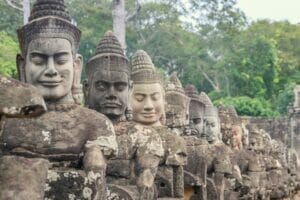 têtes sculptées au bord du temple Angkor Thom