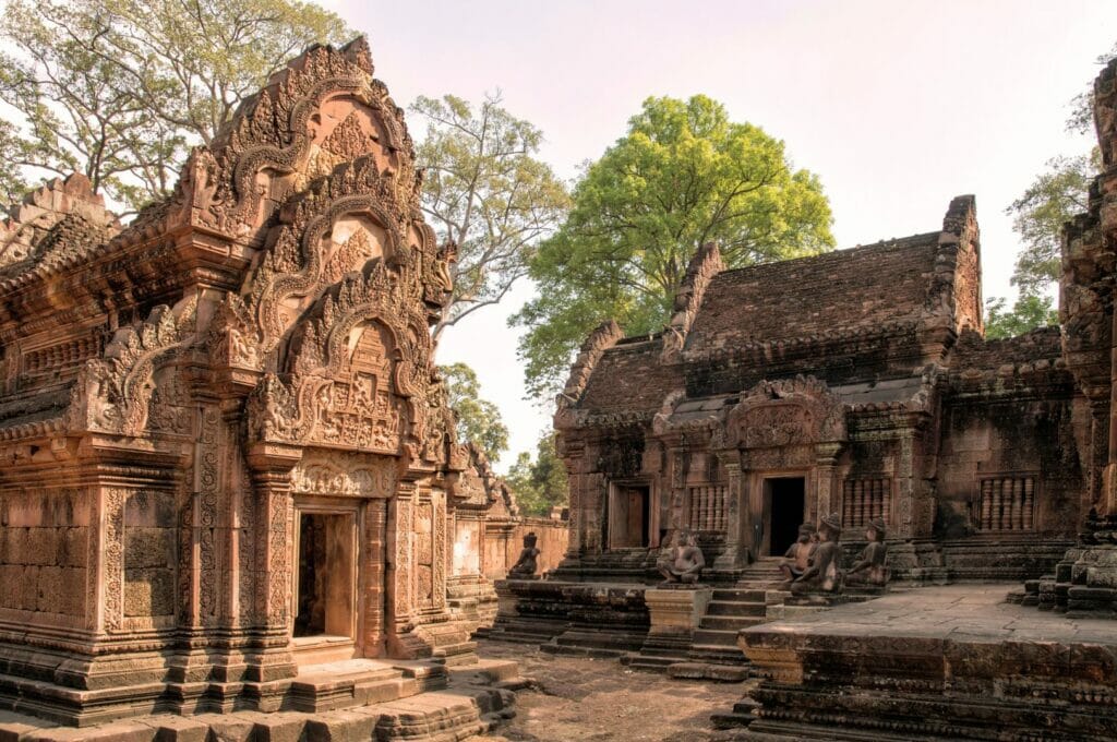 le joli temple Banteay Srei en grès rose à visiter en plus des temples d'Angkor