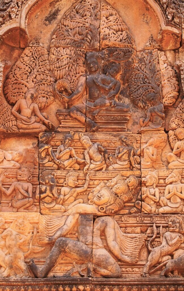 magnifiques sculptures du temple Banteay Srei, non loin des temples d'angkor