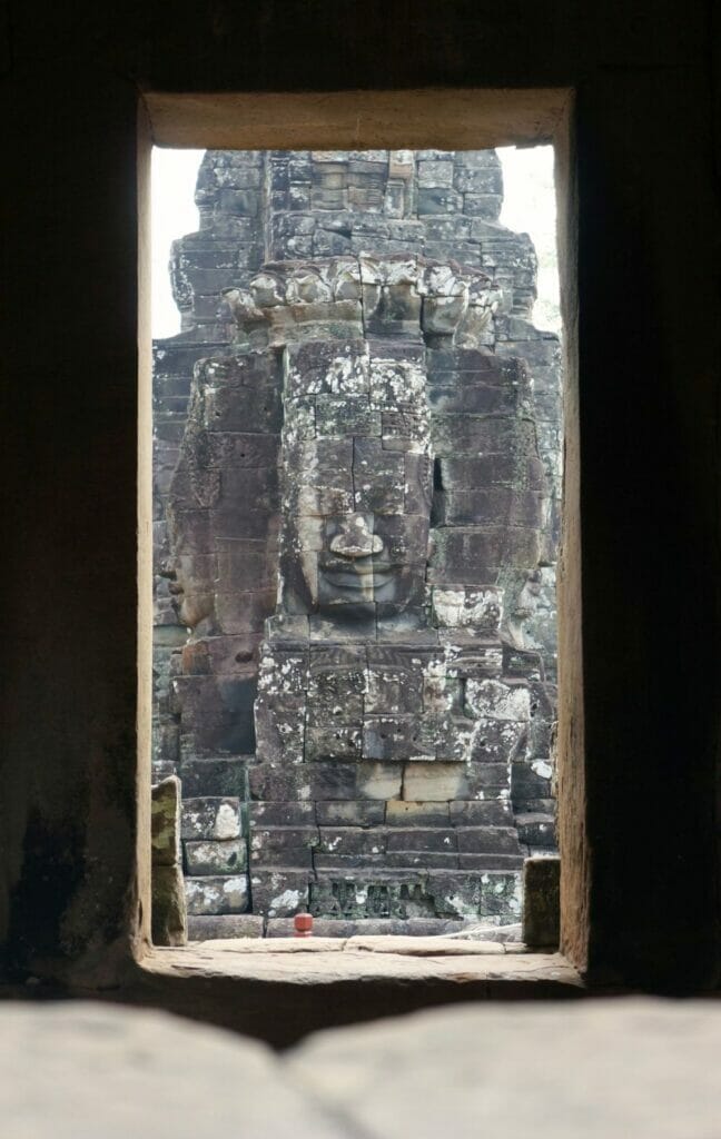 les sculptures en haut du Bayon, partie d'Angkor Thom