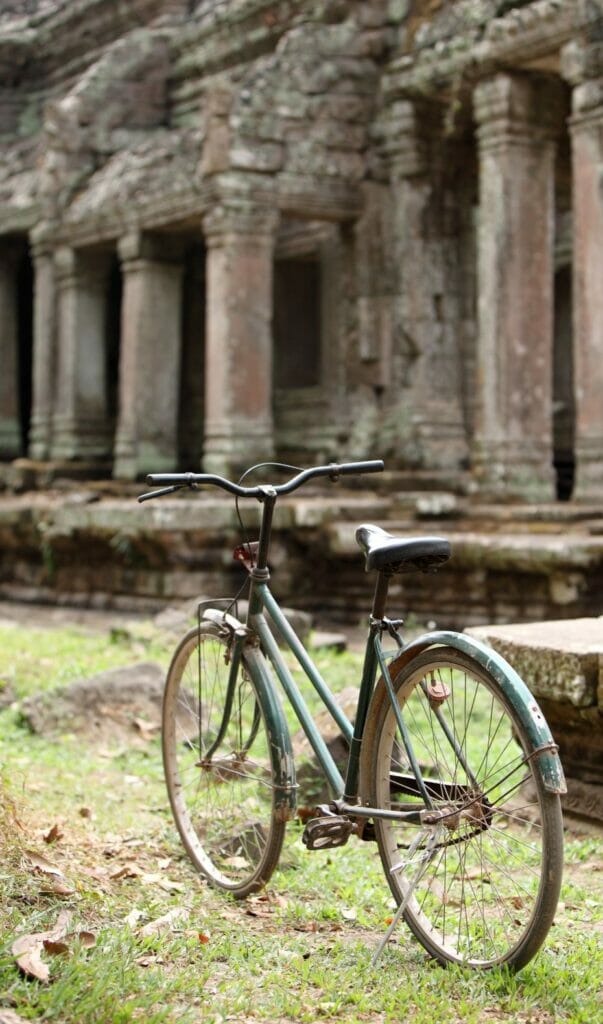 le vélo devant un des temples d'Angkor