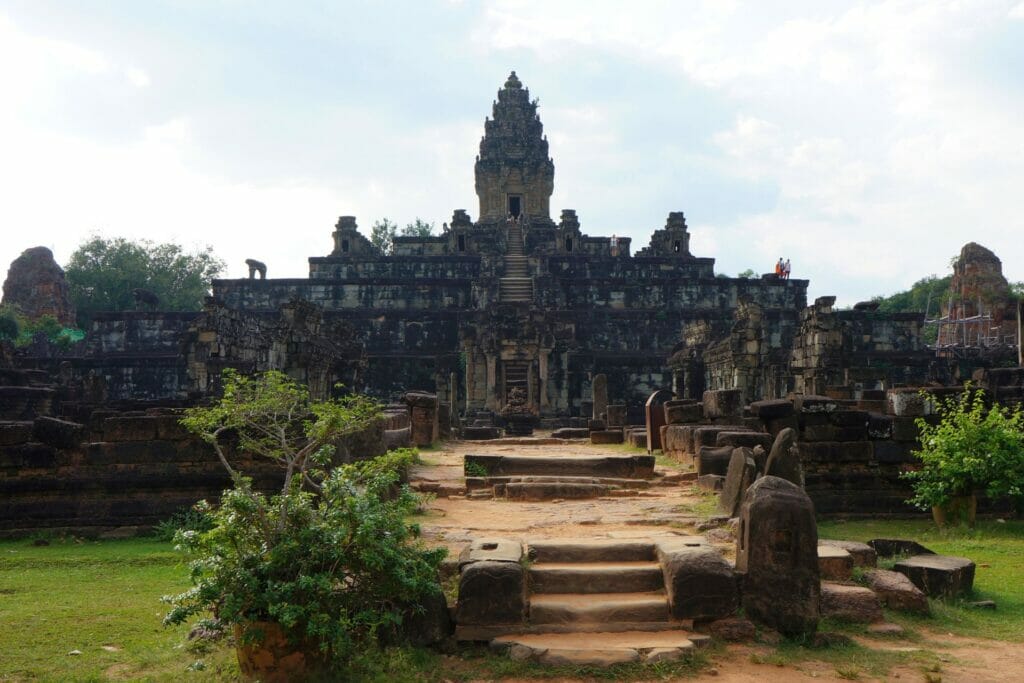 temple bakong dans le complexe de roluos