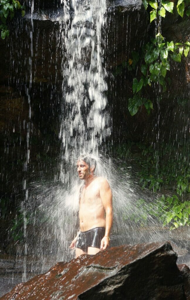 sous une cascade dans la jungle des Cardamomes