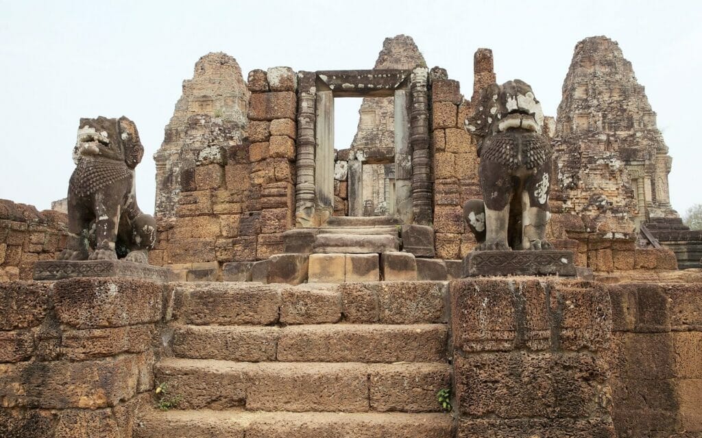 une porte et des lions dans le temple east mebon (mebon oriental) à Angkor