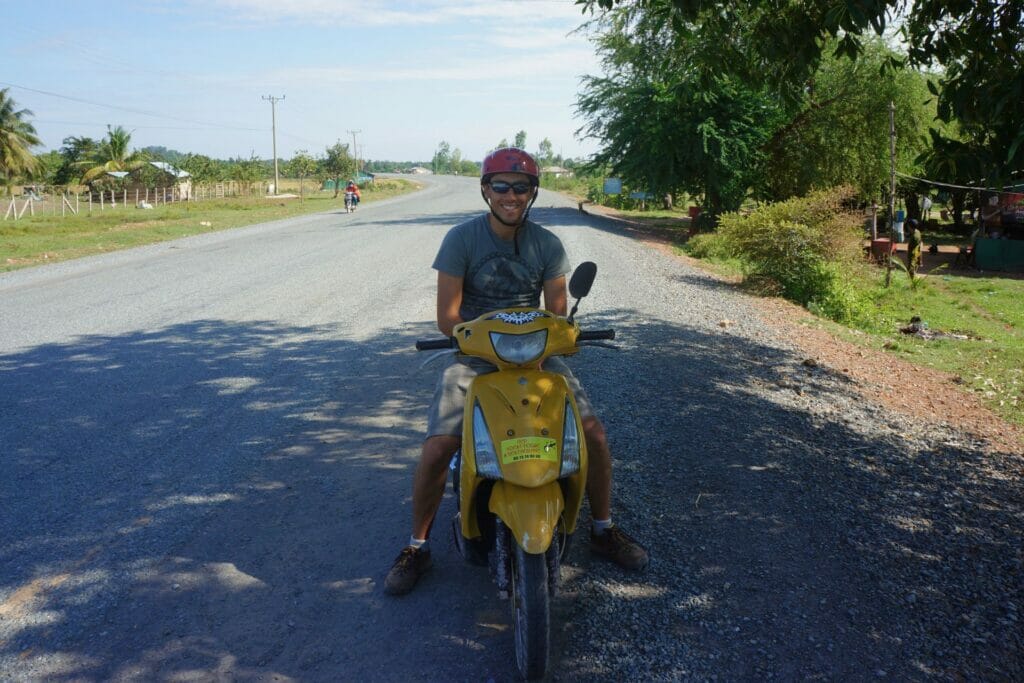 Benoit à scooter à Kampot