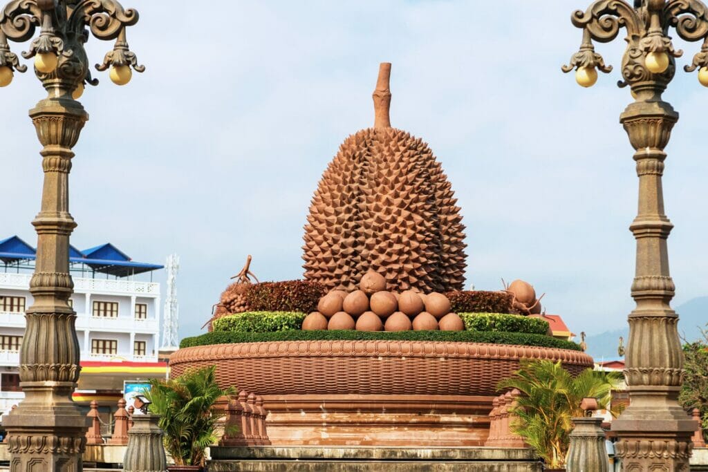 le rond-point avec un durian dans le centre-ville de Kampot