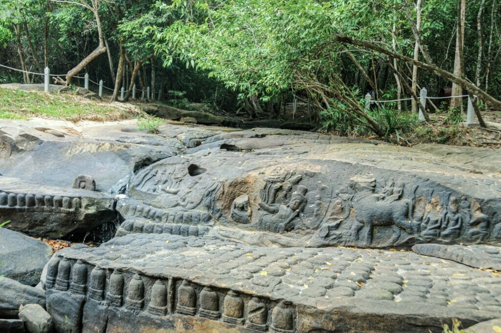 Kbal spean ou la rivière aux 1000 lingas, un site archéologique avec son lit sculpté, au Cambodge