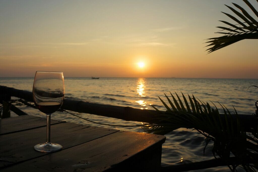 au bord de l'eau au coucher du soleil à Kep au Cambodge