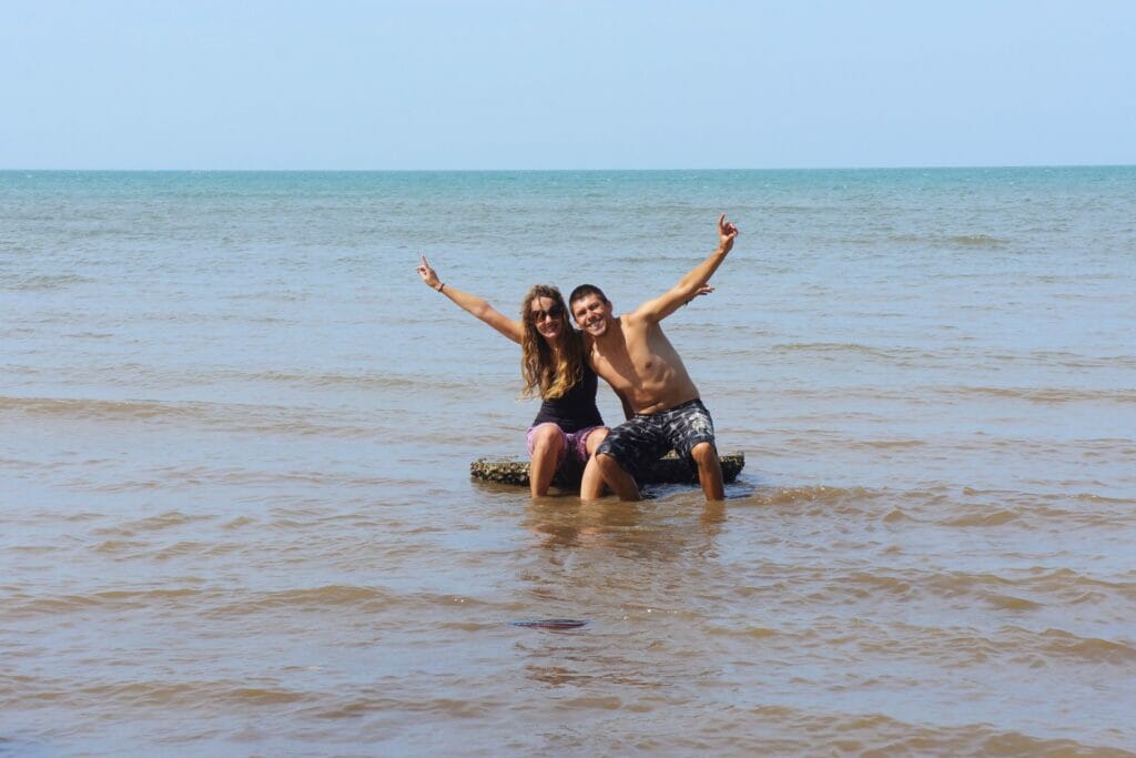 les pieds dans l'eau sur l'île koh tansay ou la rabbit island au large de Kep