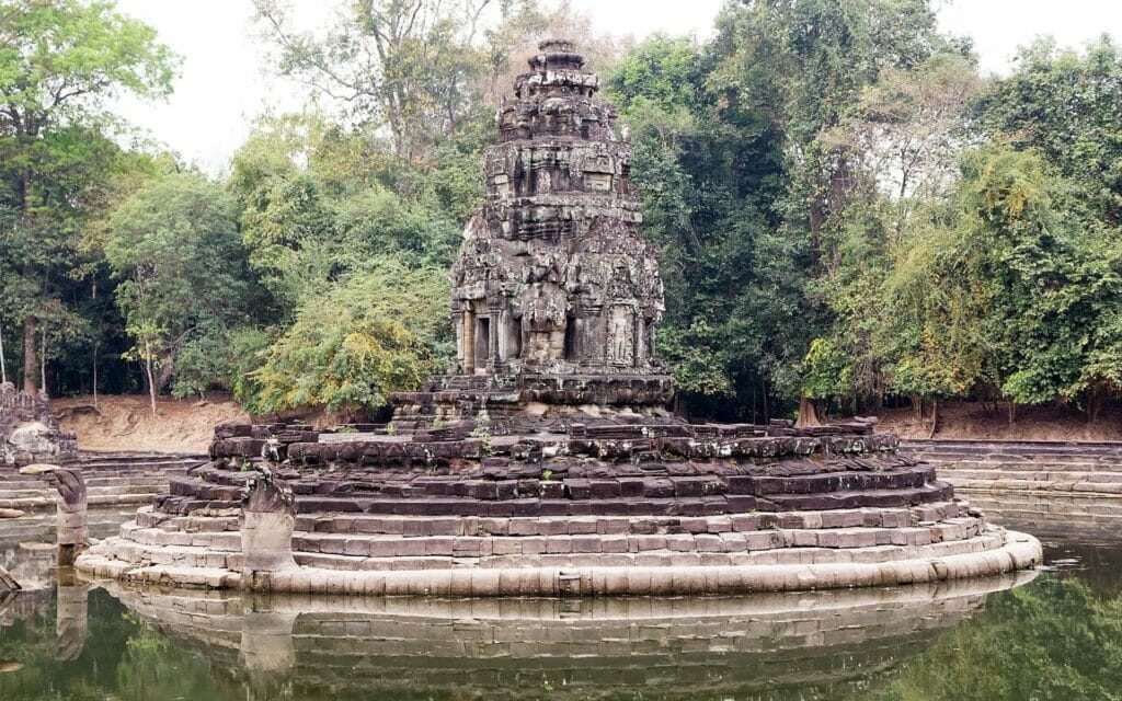 le temple neak pean au milieu de son bassin à Angkor