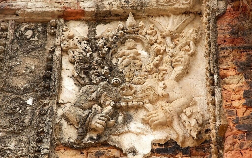 détail de la façade du temple Preah Ko des temples Roluos au Cambodge