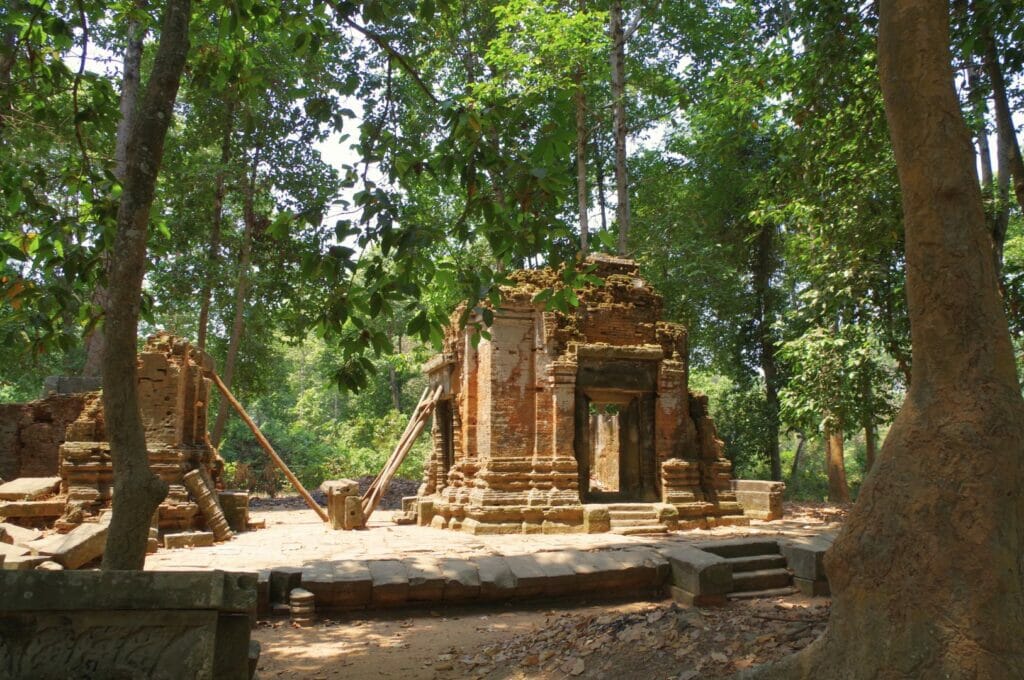 le temple prei monti caché dans la forêt, partie des temples roluos