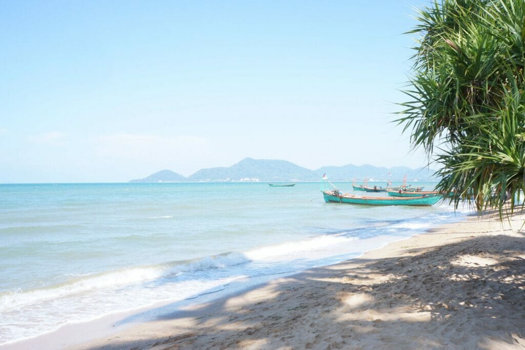 sur la plage de rabbit island ou koh tansay au large de Kep