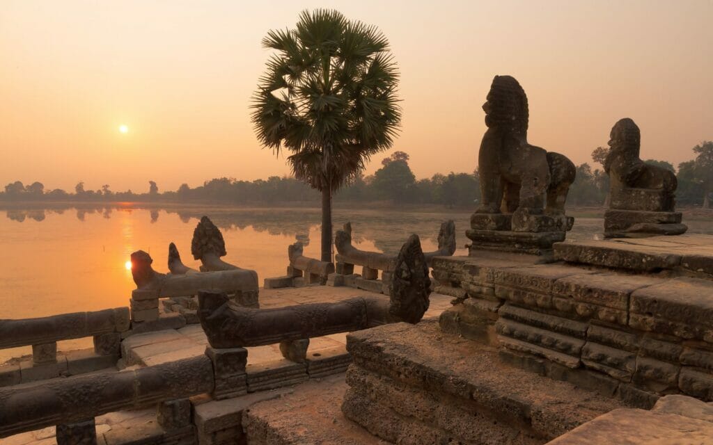 le coucher de soleil sur le réservoir Srah Sang à Angkor