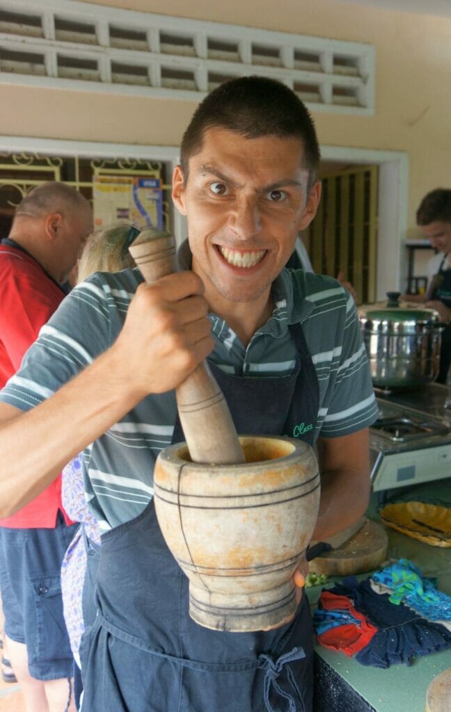 Benoit au cours de cuisine à Phnom Penh au Cambodge