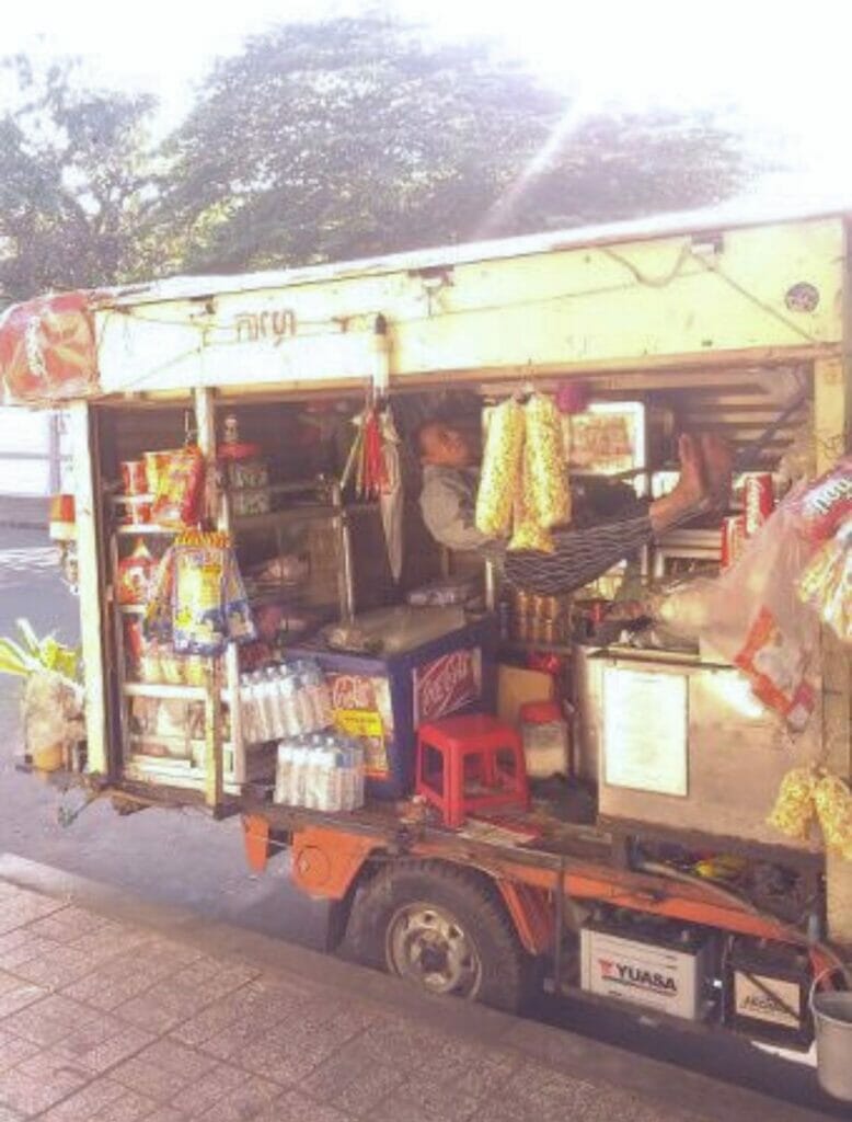 un vendeur dans les rues de Phnom Penh au cambodge