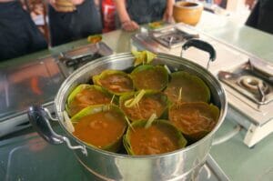 amok de poisson préparé pendant un cours de cuisine cambodgienne