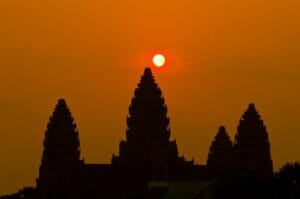 le soleil derrière Angkor Wat