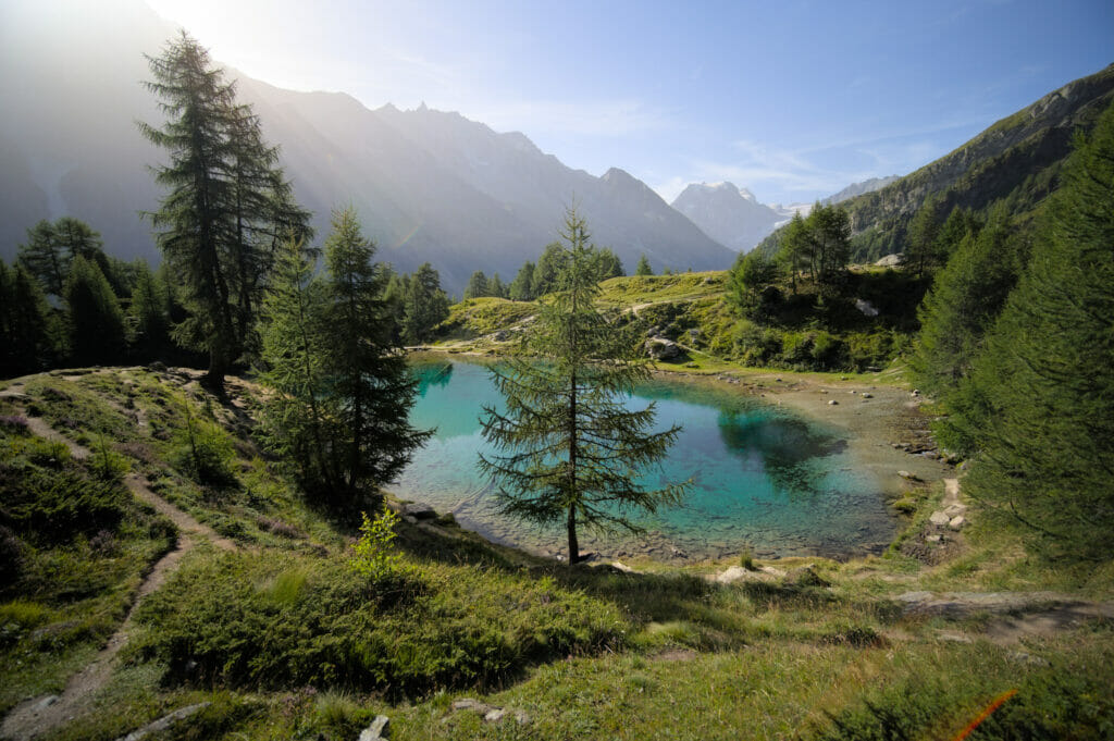 le lac bleu d'Arolla au lever du soleil